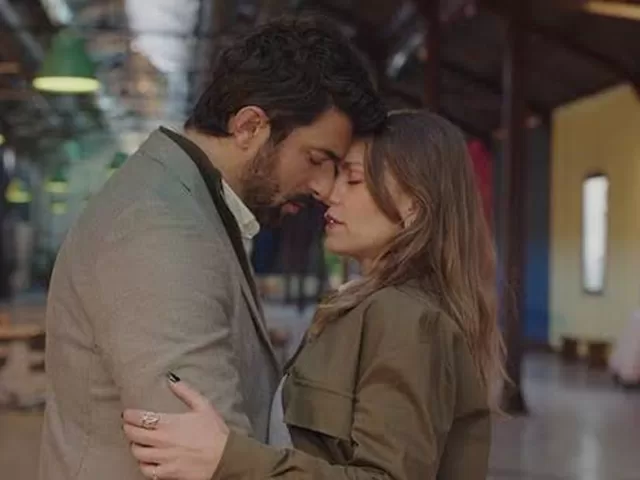 Netflix'in Sevilen Dizisi 'Enfes Bir Akşam'ın Yeni Sezon Heyecanı Başlıyor: Gecikmeler ve Beklentiler